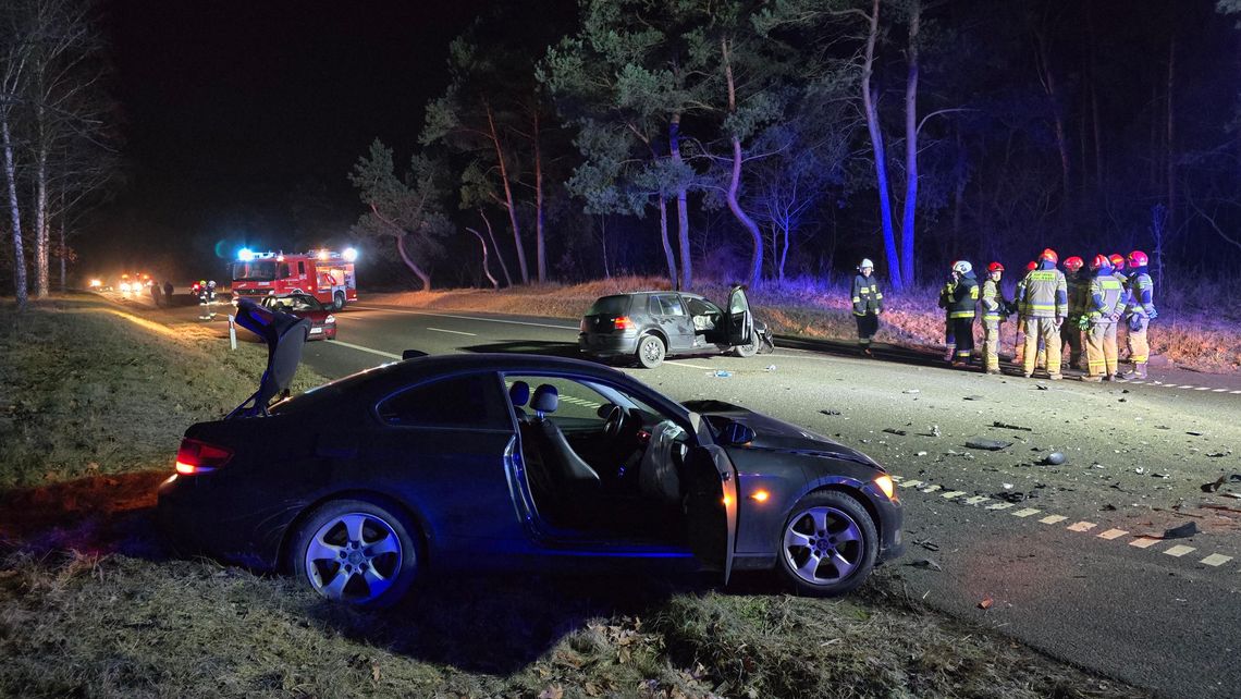 Droga na Kowal zablokowana po zderzeniu BMW i Volkswagena