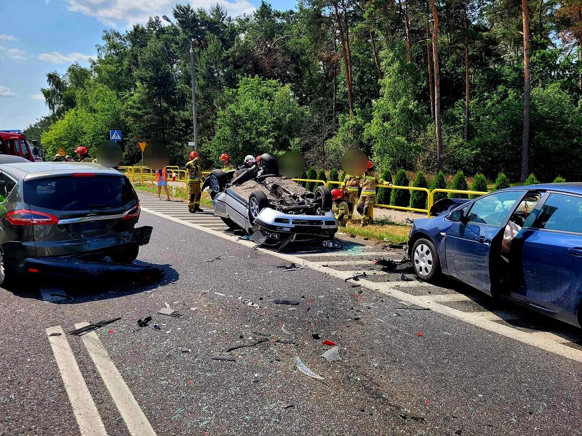 Droga na Kowal zablokowana, dwie osoby w szpitalu, zderzenia trzech aut
