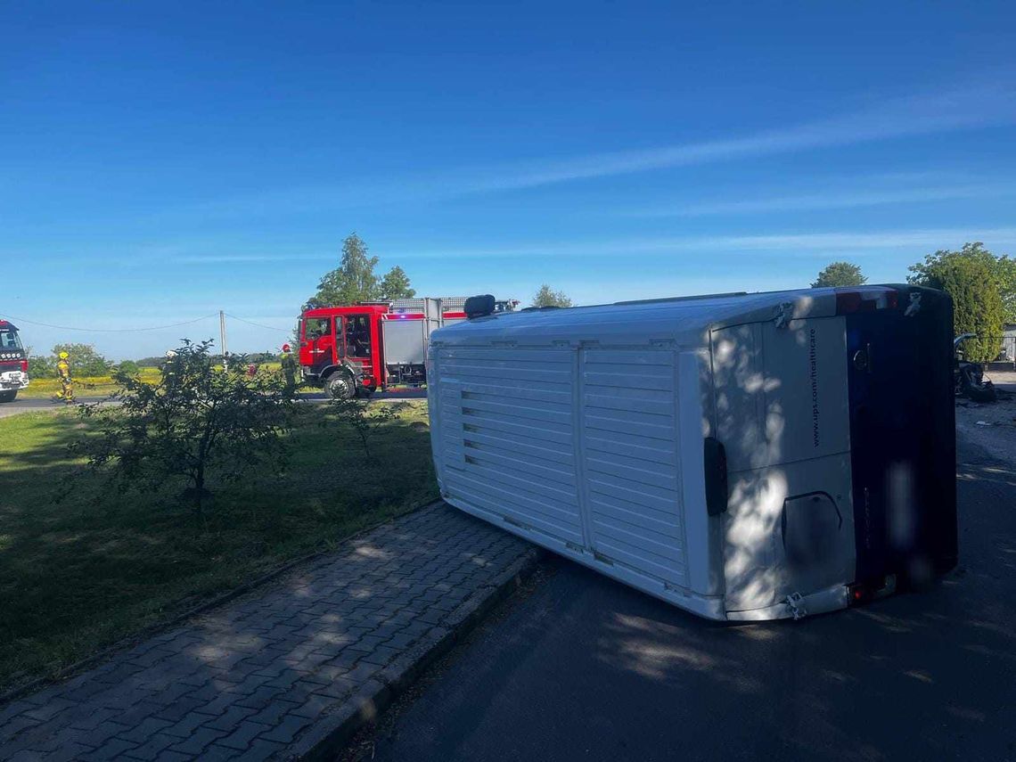 Droga w Czerniewicach zablokowana. Dostawczak na boku