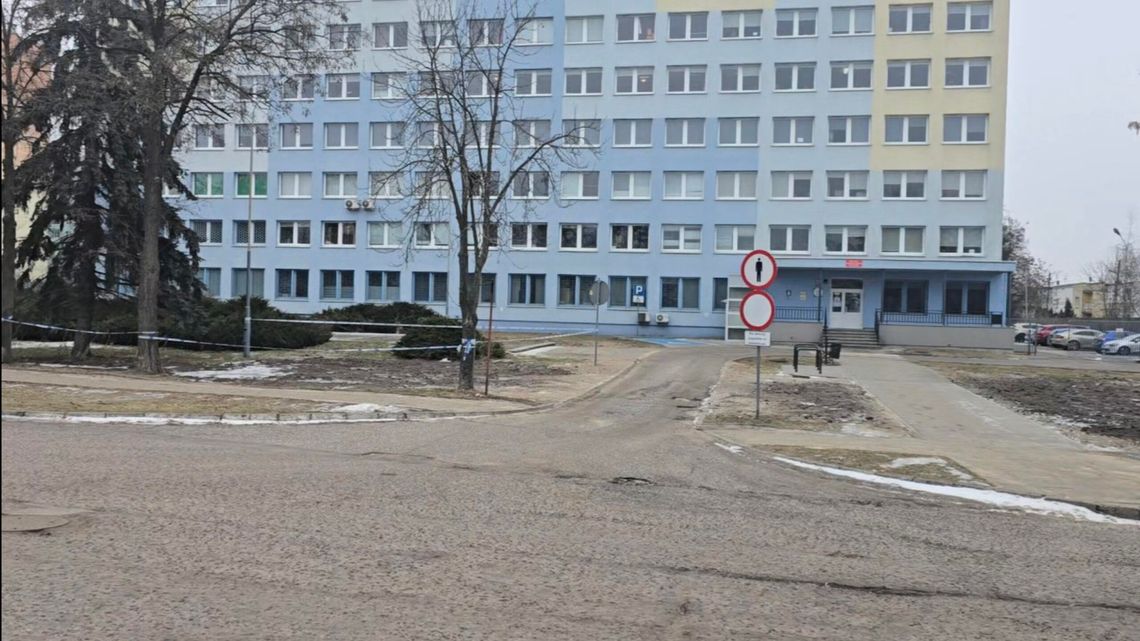 Duże zmiany przed budynkiem Komendy Policji we Włocławku. Zniknęło ogrodzenie i charakterystyczne przejście Duże zmiany przed budynkiem Komendy Policji we Włocławku. Zniknęło ogrodzenie i charakterystyczne przejście