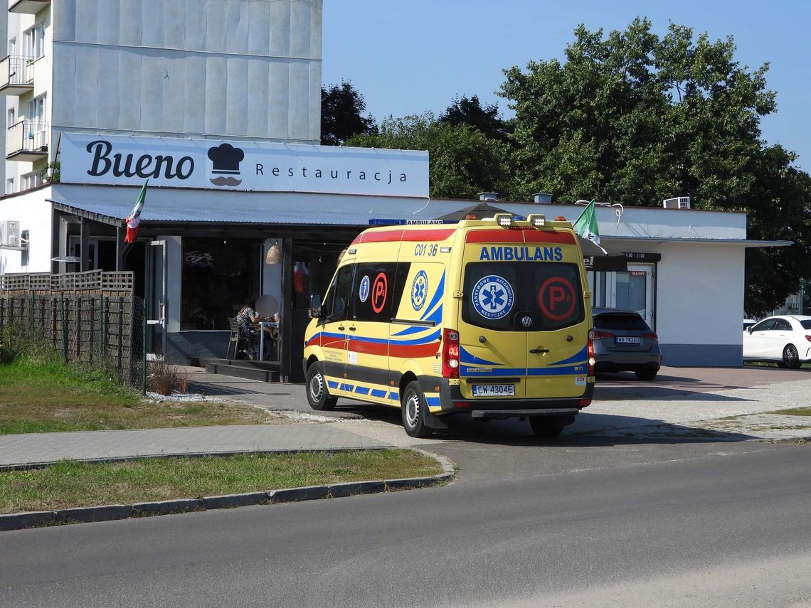 Dwa ambulanse pod lokalem gastronomicznym przy ul. Broniewskiego. Co się wydarzyło?