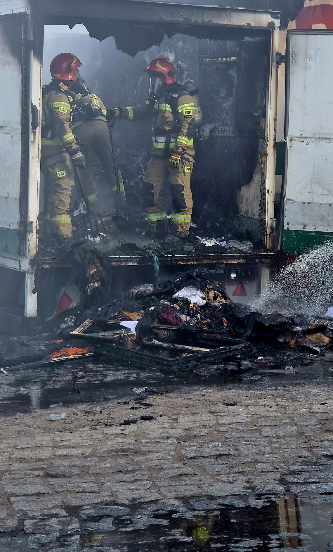 Dwa pojazdy spłonęły przy ul. Brackiej. Trzy kolejne zostały nadpalone