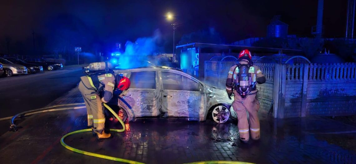 Dwa pożary samochodów w regionie. Spłonęła osobówka i dostawcze Iveco