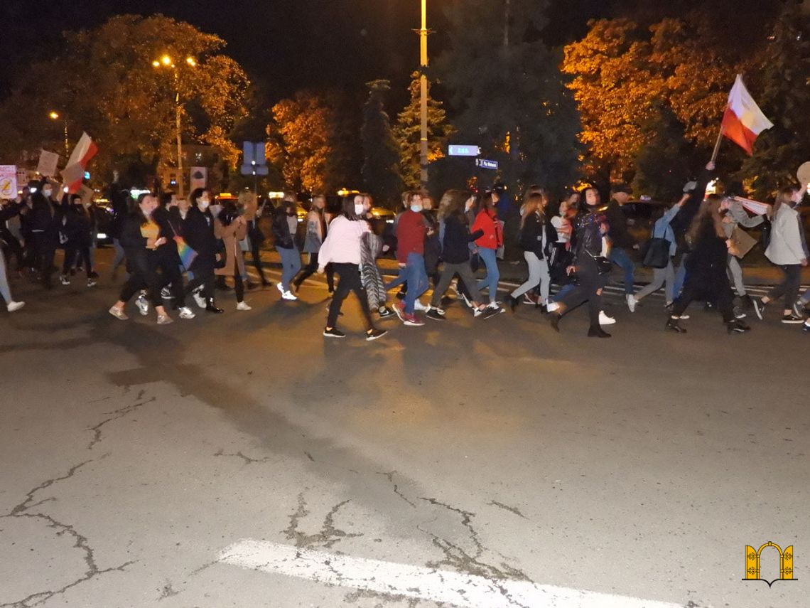 Dwa protesty tego samego dnia. "Obrońcy życia" i "Spacer z parasolami" 19 grudnia na Placu Wolności Dwa protesty tego samego dnia. "Obrońcy życia" i "Spacer z parasolami" 19 grudnia na Placu Wolności