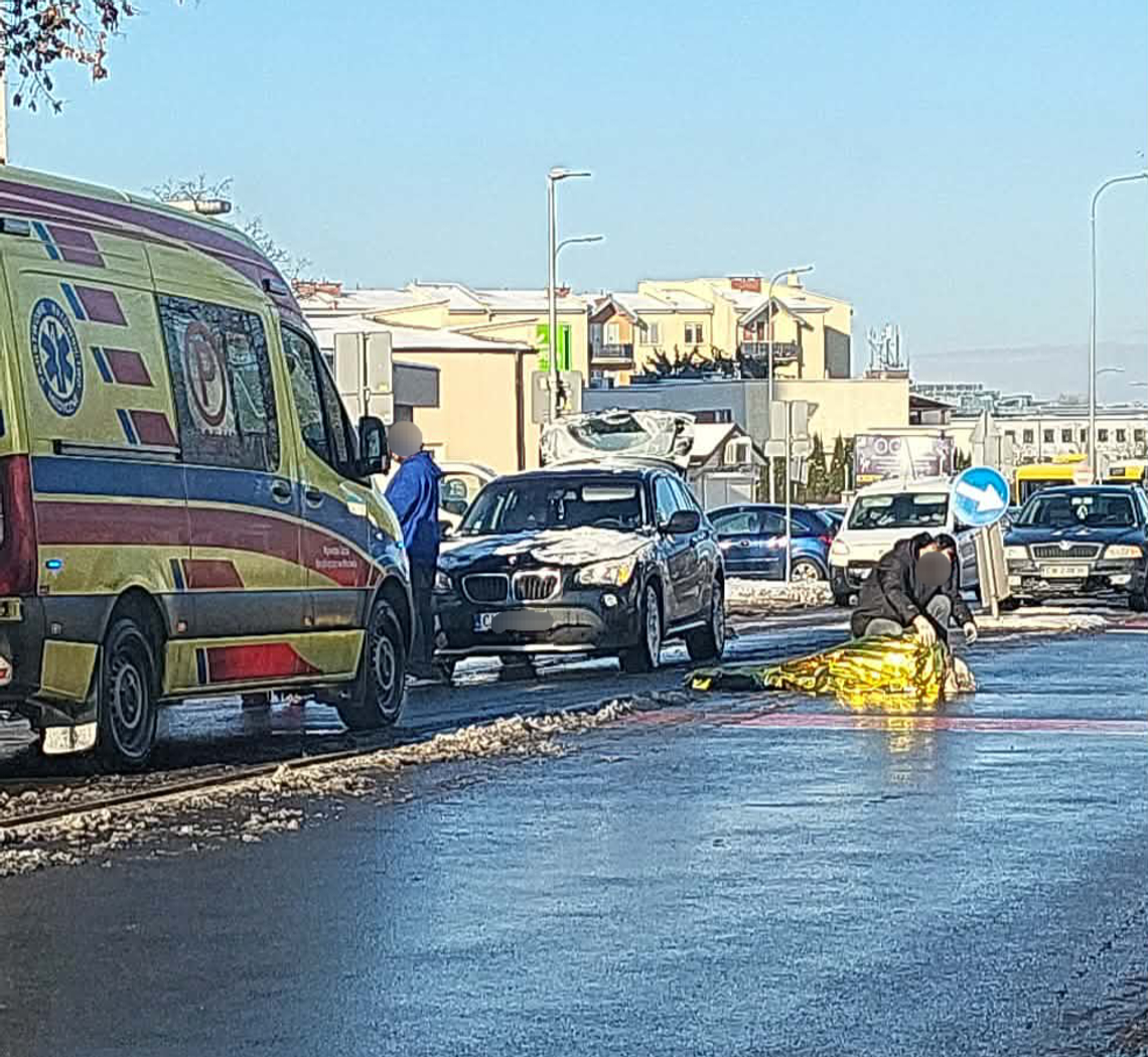 [aktualizacja] Dwie osoby w szpitalu po tym, jak 37-latka w BMW wjechała na przejście