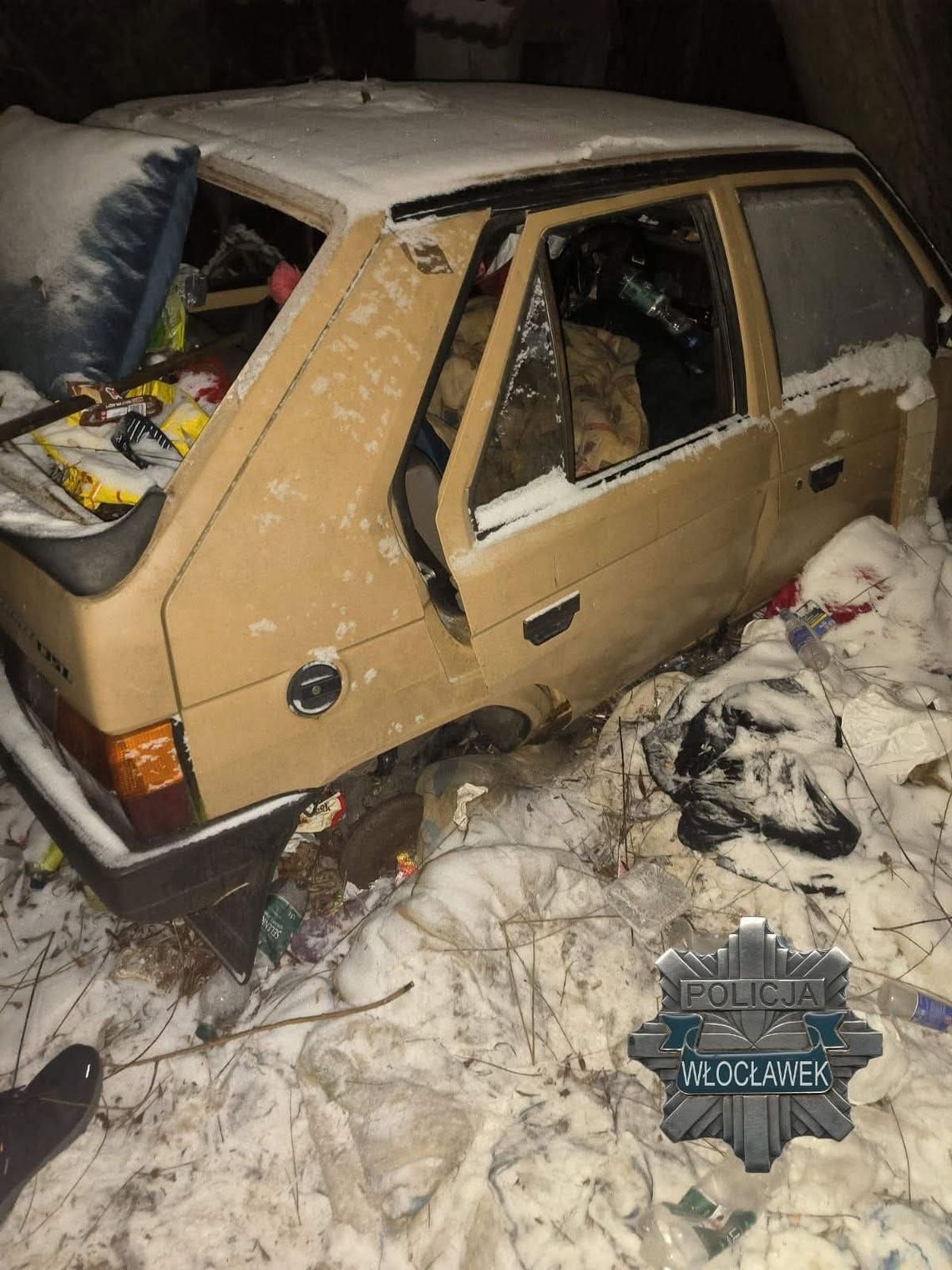 Dwie osoby z hipotermią znalezione we wraku samochodu