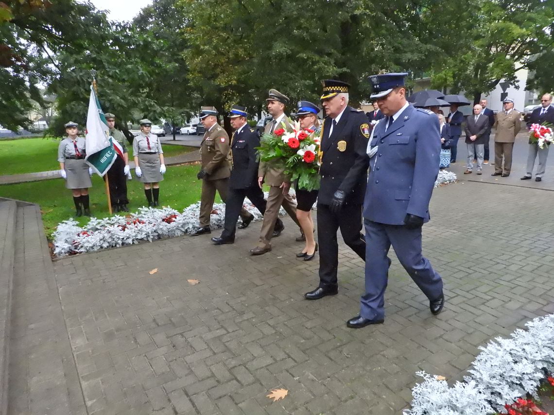 Dziś rocznica agresji sowieckiej na Polskę. Pod Pomnikiem Armii Krajowej złożono wiązanki kwiatów