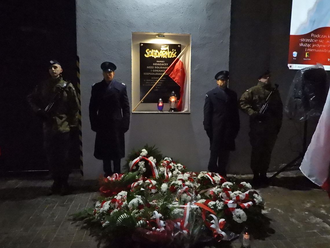 Dziś rocznica wprowadzenia stanu wojennego w Polsce. Pod tablicą "Solidarności" złożono kwiaty