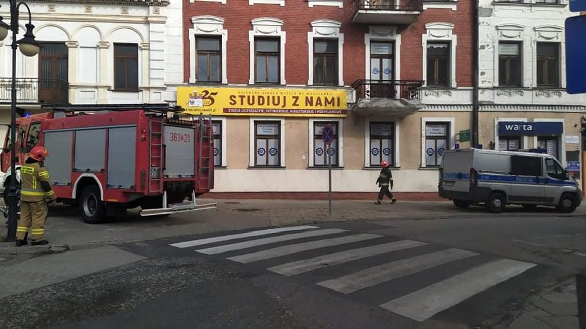  E-maile o bombie w budynku Kujawskiej Szkoły Wyższej. Psy policyjne przeszukują pomieszczenia 