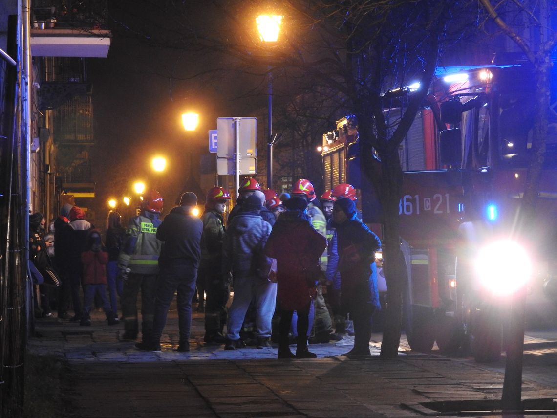Ewakuacja kamienicy przy ul. Żabiej na miejscu trzy wozy strażackie i policja