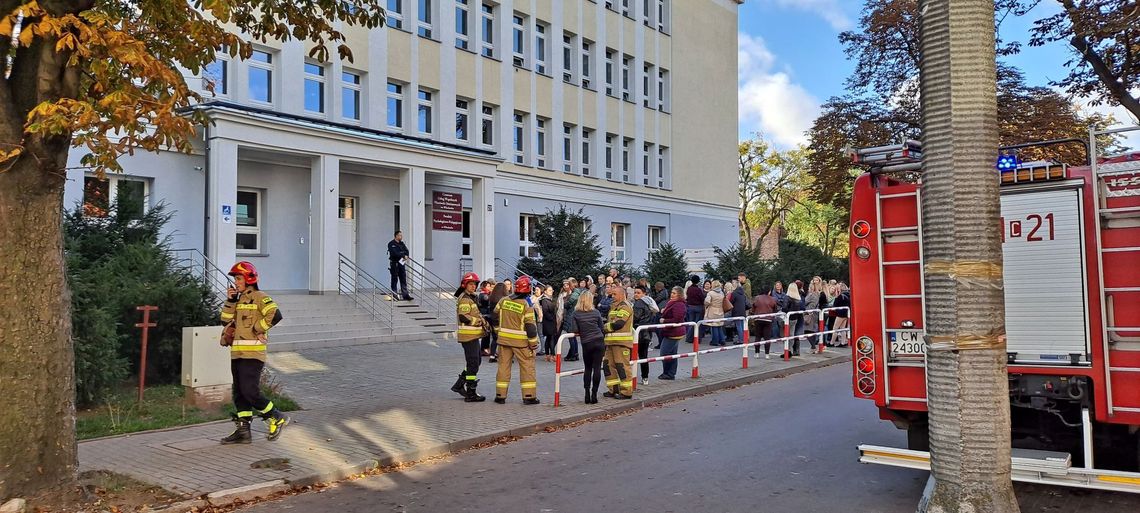 Ewakuacja poradni psychologiczno-pedagogicznej. Na miejscu policja i straż pożarna Ewakuacja poradni psychologiczno-pedagogicznej. Na miejscu policja i straż pożarna