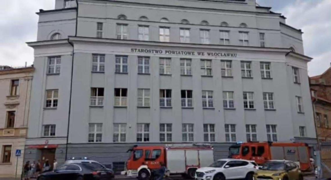 Ewakuacja pracowników Starostwa Powiatowego. Doszło do pożaru skrzynki energetycznej