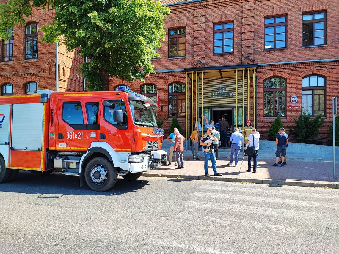 Ewakuacja Sądu Rejonowego we Włocławku. Na miejscu policja i straż Ewakuacja Sądu Rejonowego we Włocławku. Na miejscu policja i straż