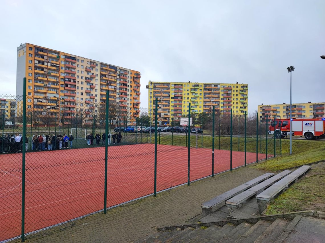 Ewakuacja uczniów z "Baczyńskiego". Na miejscu służby