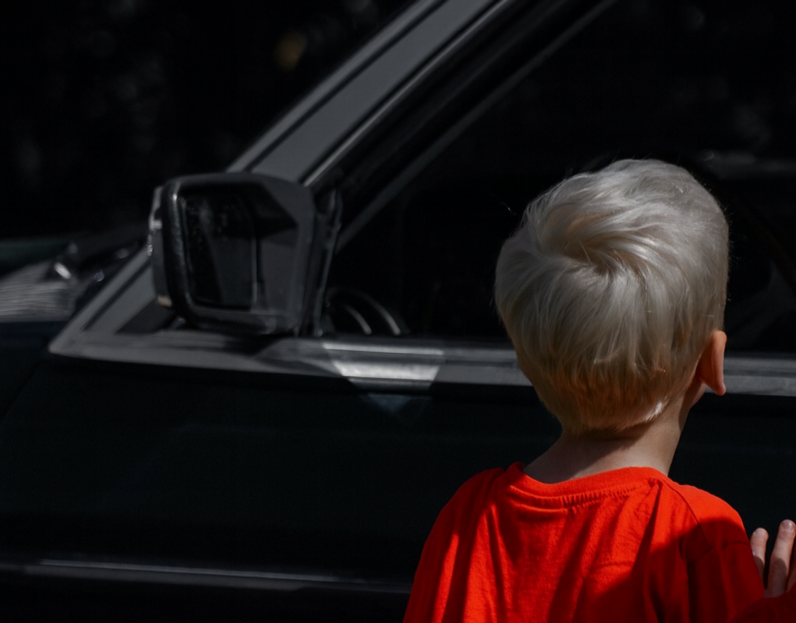 Fabianki: obcy mężczyzna miał zaczepiać dzieci przy sklepie. „Chciał, żeby wsiadły do auta”