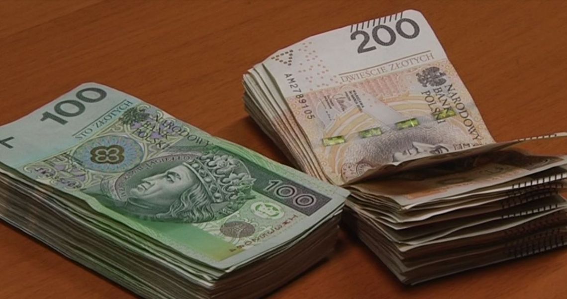 Fałszywy elektryk oszukał seniorkę. Kobieta straciła  kilkanaście tysięcy złotych