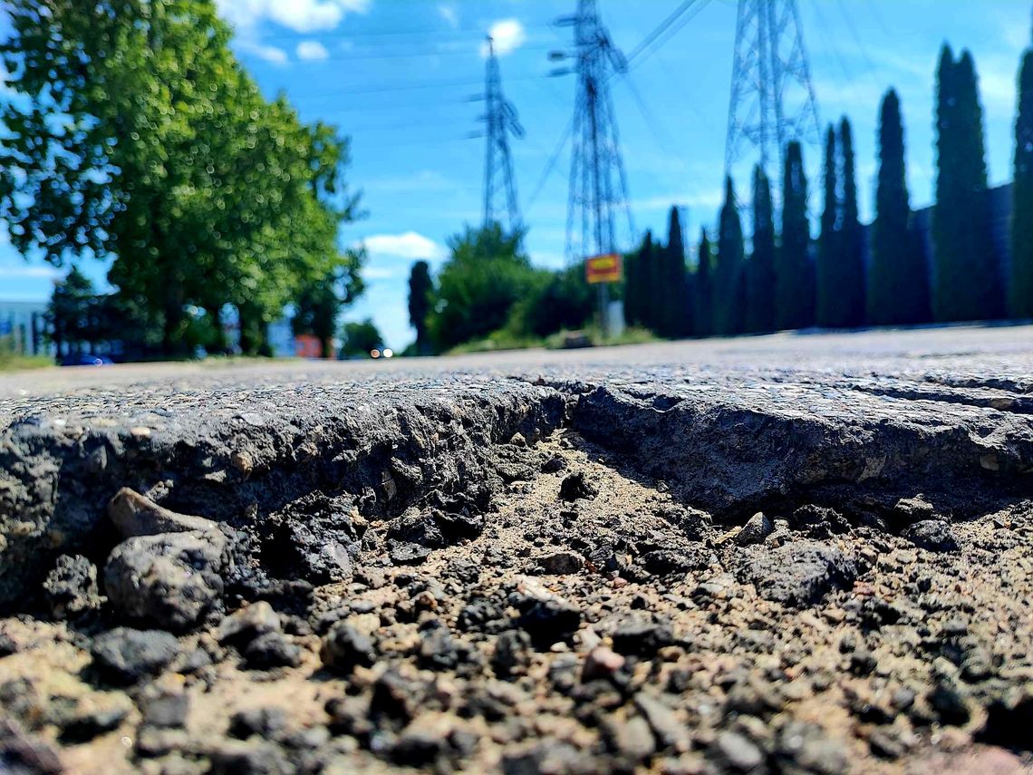 Fatalny stan ul. Duninowskiej: "Gdzie mam iść zrobić awanturę, żeby robili tę drogę?"