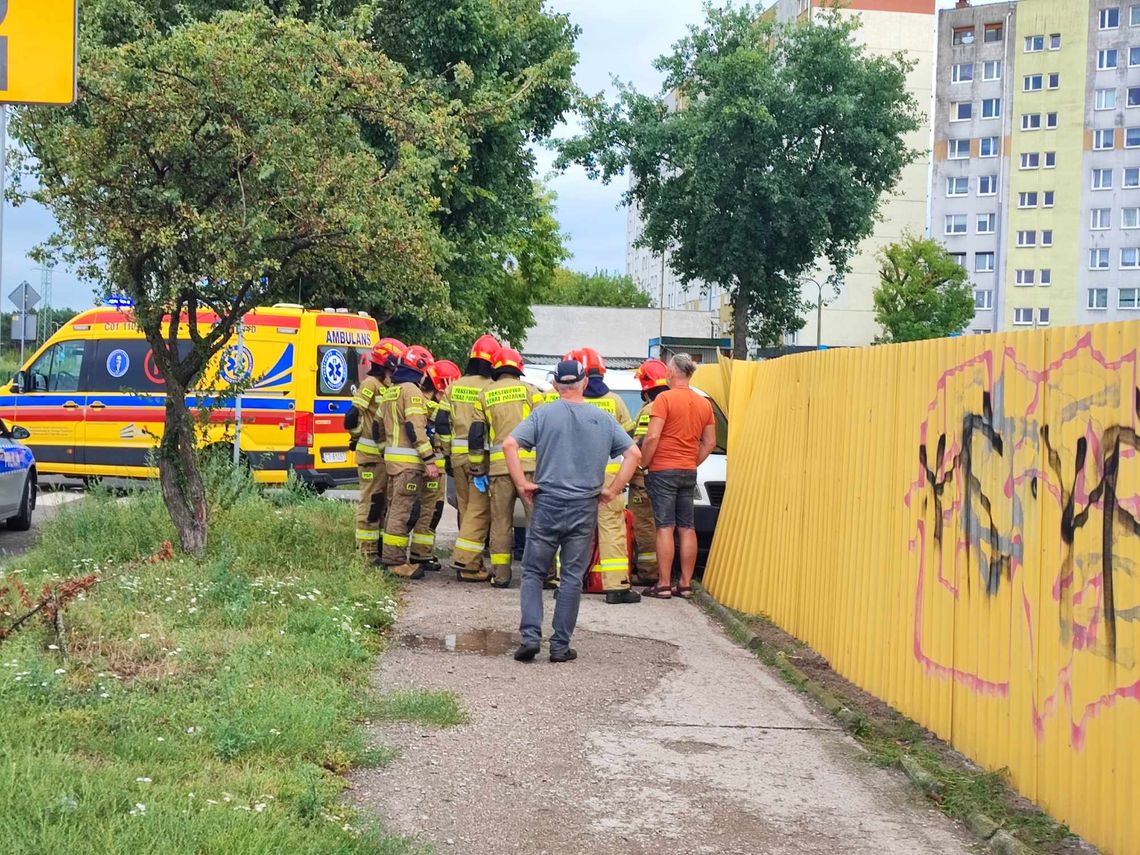 Fiat uderzył w metalowe ogrodzenie na ul. Broniewskiego. Na miejscu działają służby