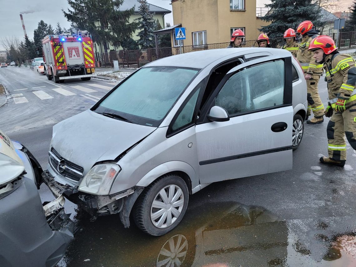 Fiat zderzył się z Oplem na osiedlu Kazimierza Wielkiego Fiat zderzył się z Oplem na osiedlu Kazimierza Wielkiego