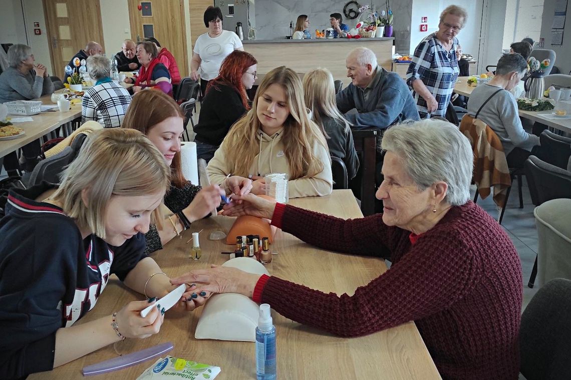 Fryzjerzy z „Chemika” z wizytą u seniorów. Zadbali o fryzury, makijaż i paznokcie