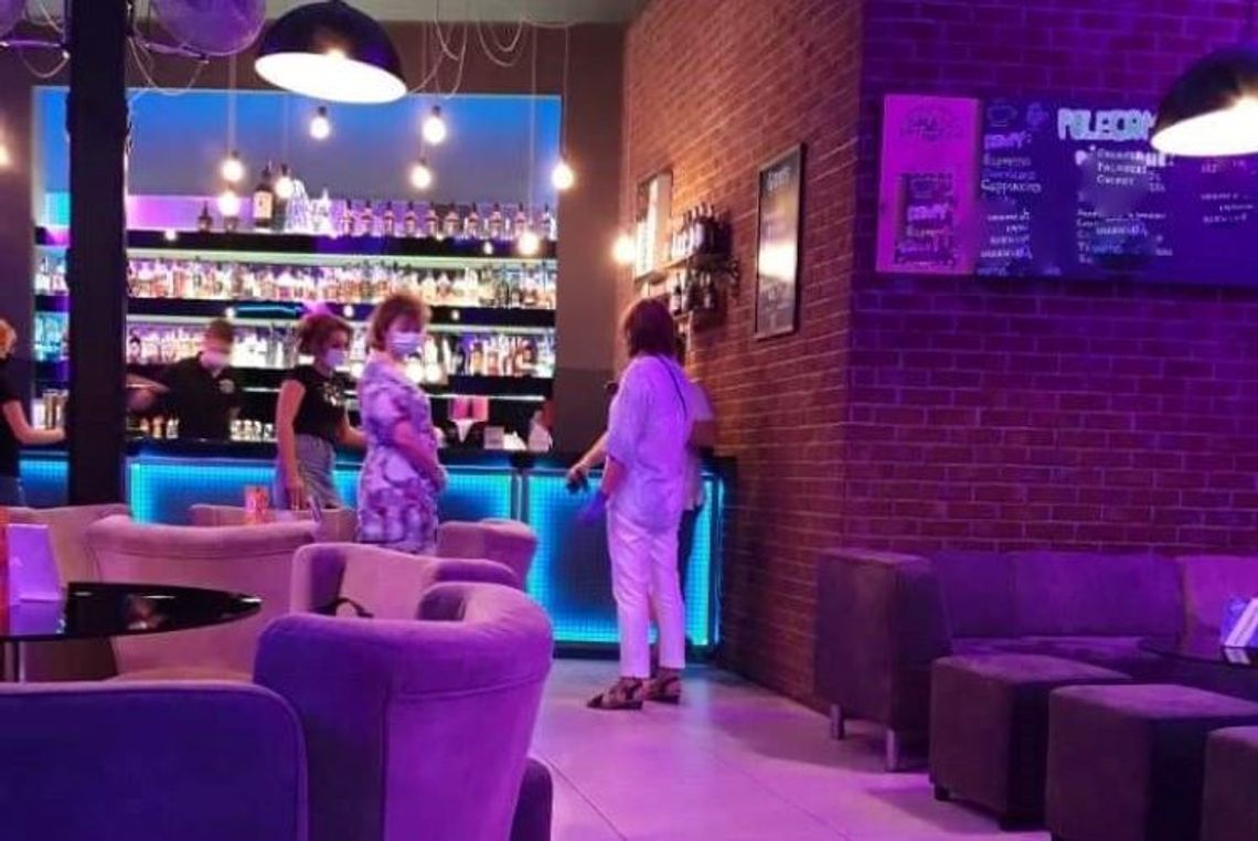 Funkcjonariusze skontrolowali, czy w sklepach i pubach przestrzegany jest obowiązek zasłaniania ust i nosa w związku z panującą epidemią 