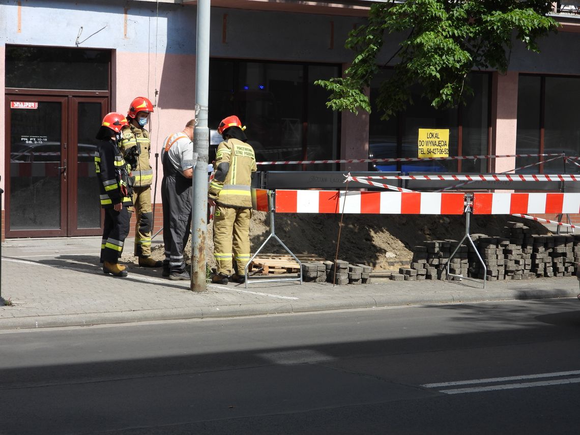 Gaz ulatniał się z wykopu na ul. Warszawskiej. Mieszkańcy wezwali strażaków