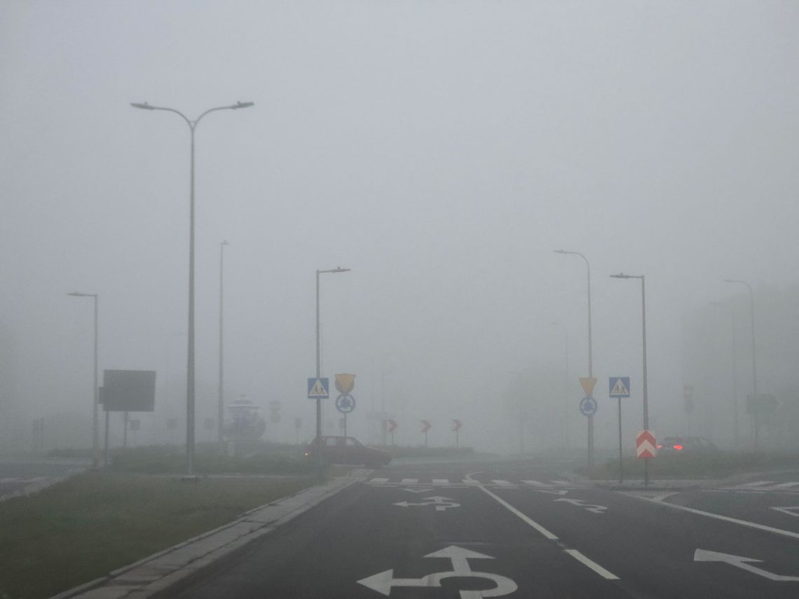 Gęsta mgła w regionie. IMGW ostrzega kierowców