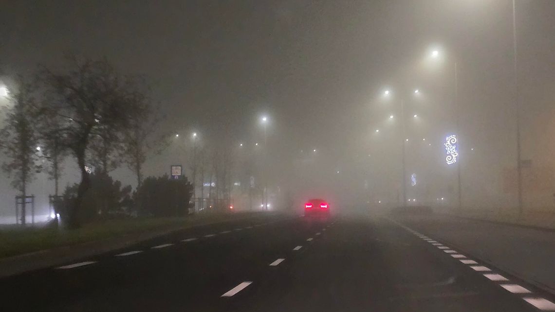 Gęsta mgła w regionie. IMGW ostrzega kierowców