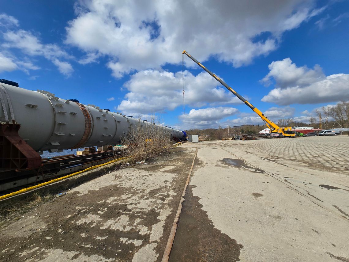 Gigantyczny transport Wisłą przez Włocławek. Były utrudnienia, ale śluzowanie przebiegło bez problemów