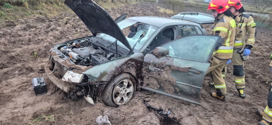 Zjechał z ronda i dachował. Akcja służb w gminie Lubraniec