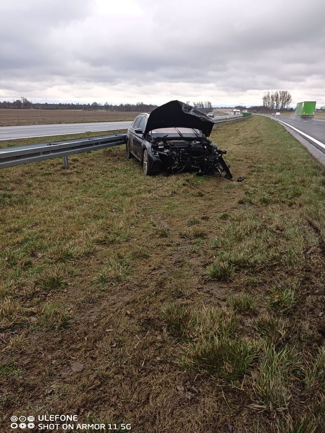 Groźnie na autostradzie A1. Skoda uderzyła w barierki