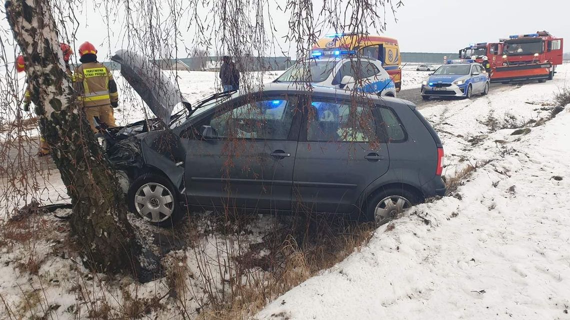 Groźnie pod Kowalem. Volkswagen uderzył w drzewo