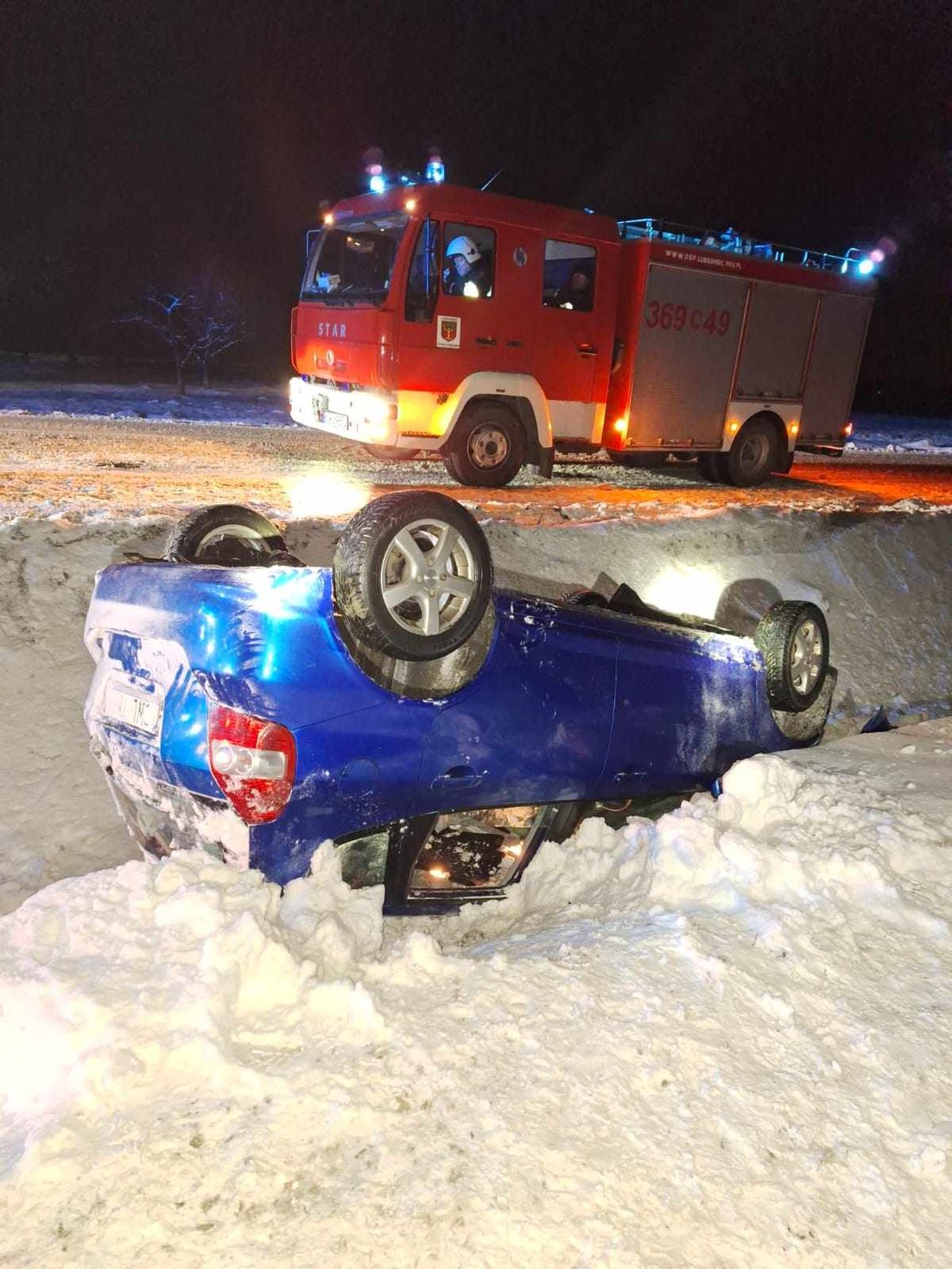 Honda dachowała w gm. Lubraniec. Dwie osoby trafiły do szpitala