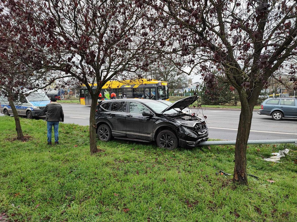 Kierowca Hondy uderzył w słup przy ul. Okrzei Kierowca Hondy uderzył w słup przy ul. Okrzei