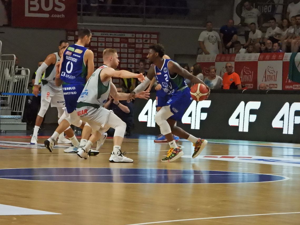 Ile pieniędzy Miasto przekazuje Anwilowi Włocławek? Prezydent odpowiada opozycyjnym radnym