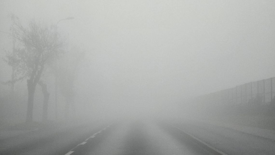 IMGW ostrzega kierowców. Gęsta mgła w całym regionie – widzialność spadnie poniżej 200 metrów