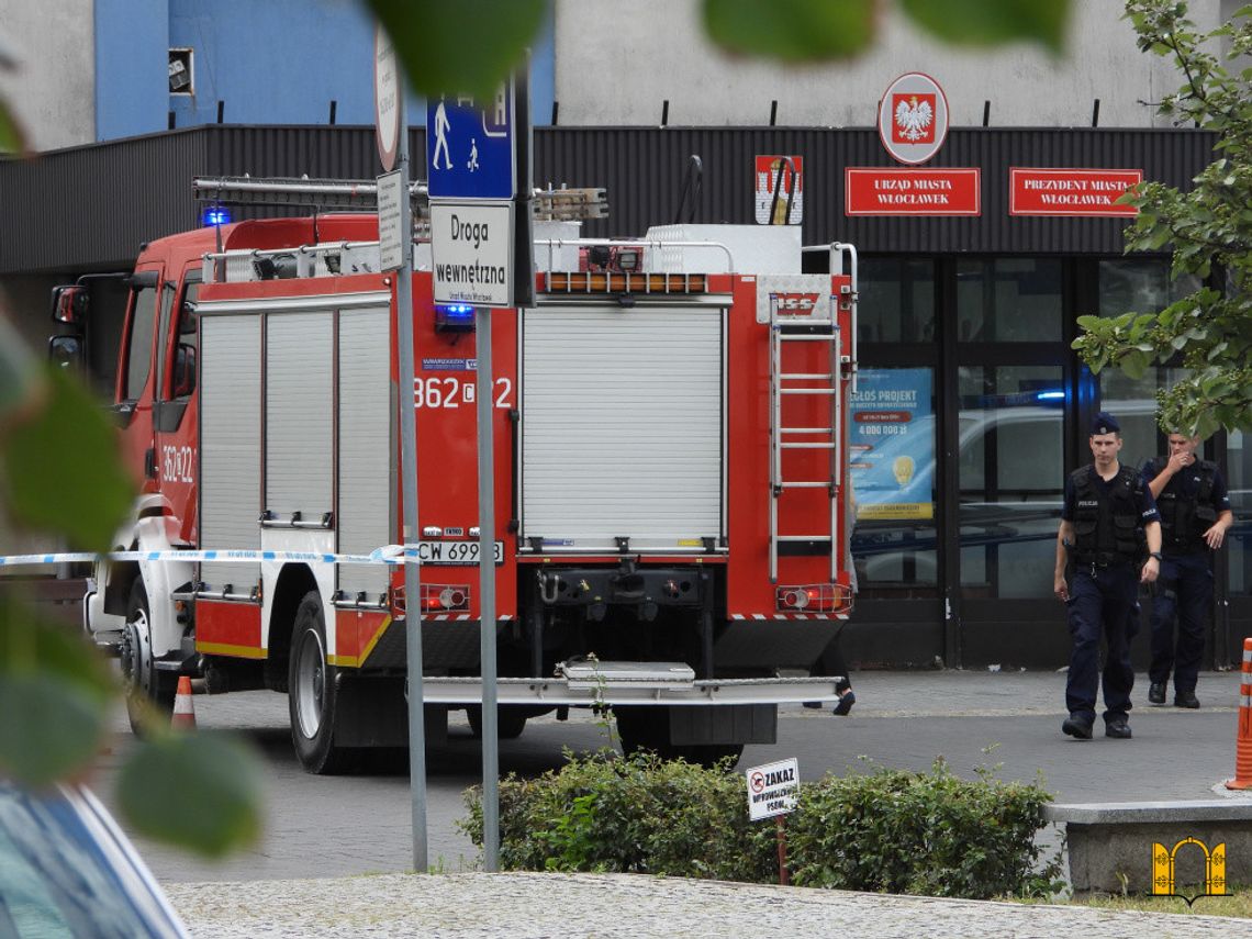 Informację o podłożeniu ładunków wybuchowych otrzymał Urząd Miasta oraz Sąd. Trwają czynności służb 