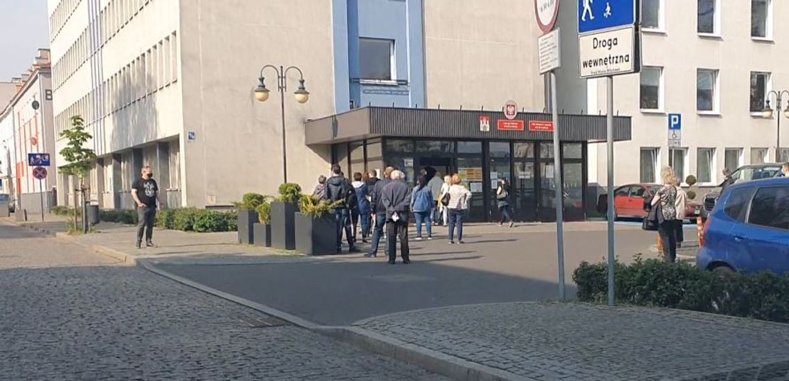 Internauta skarży się na kolejki pod ratuszem. Pytamy co je powoduje... Internauta skarży się na kolejki pod ratuszem. Pytamy co je powoduje...