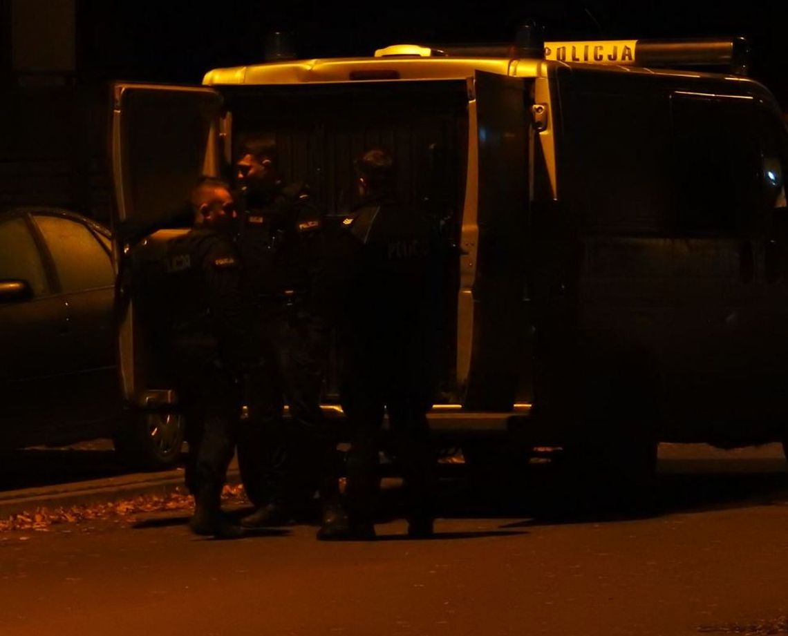 Interwencja na Szpitalnej: Agresja wobec policjantów zakończona zatrzymaniami
