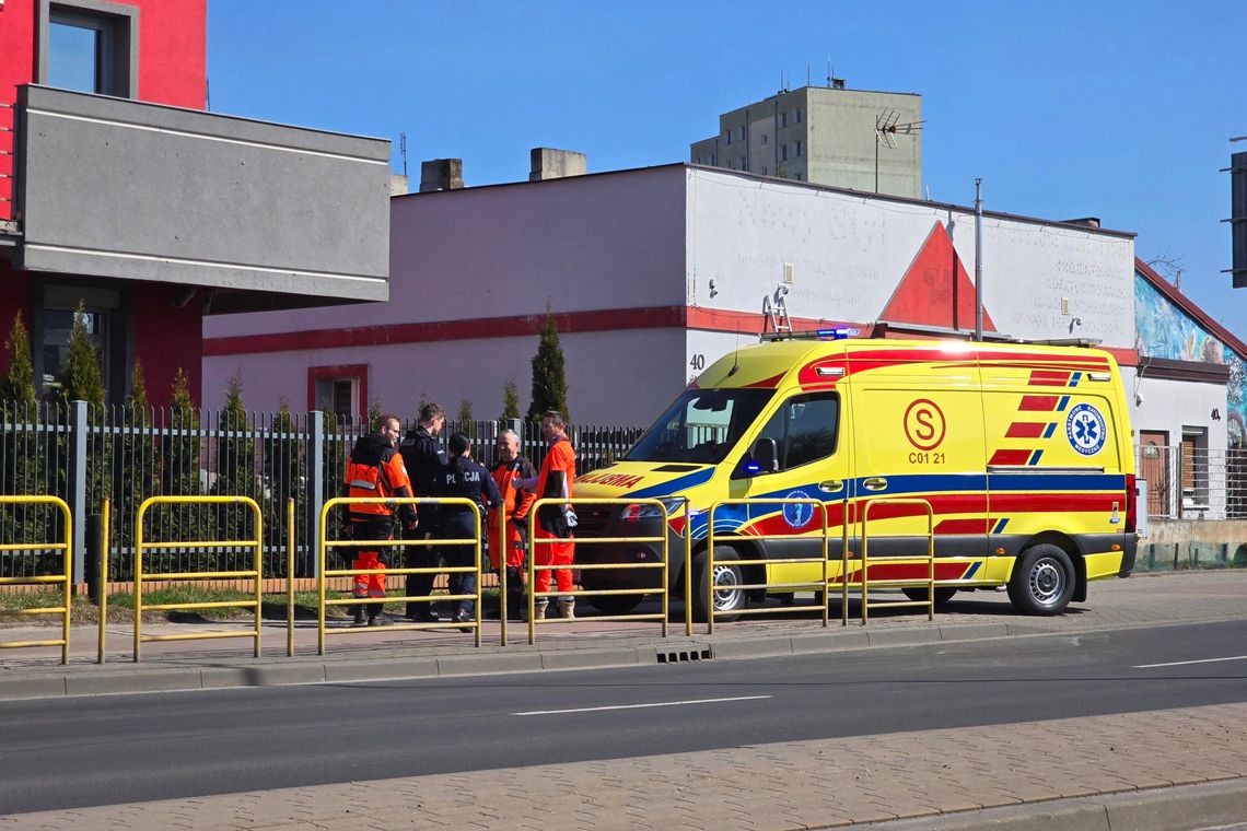 Karetka i policja na Okrzei. Wezwanie do 57-latka