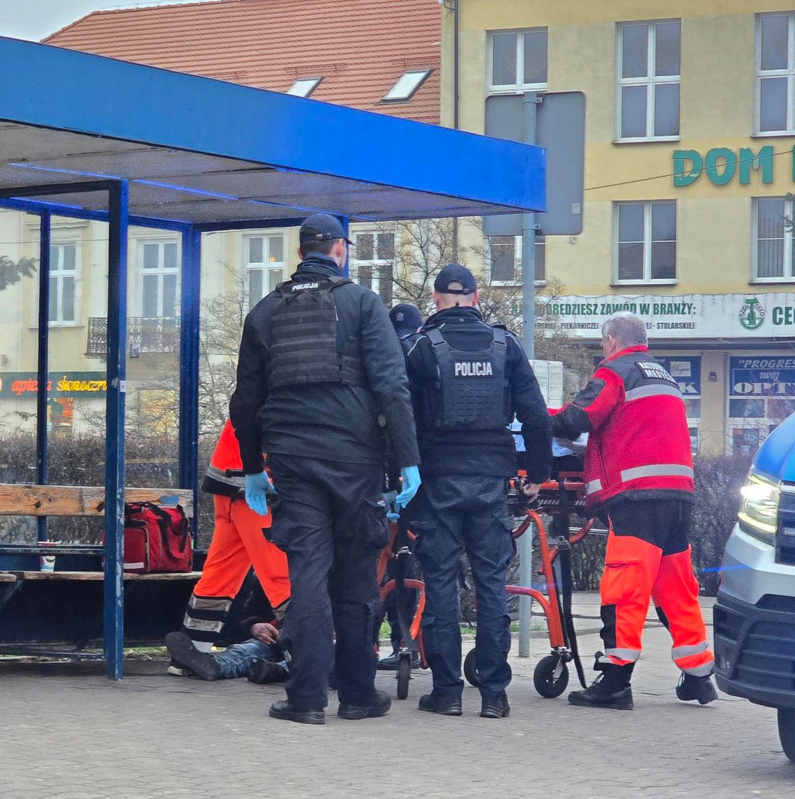 Interwencja służb na przystanku MPK na Placu Wolności
