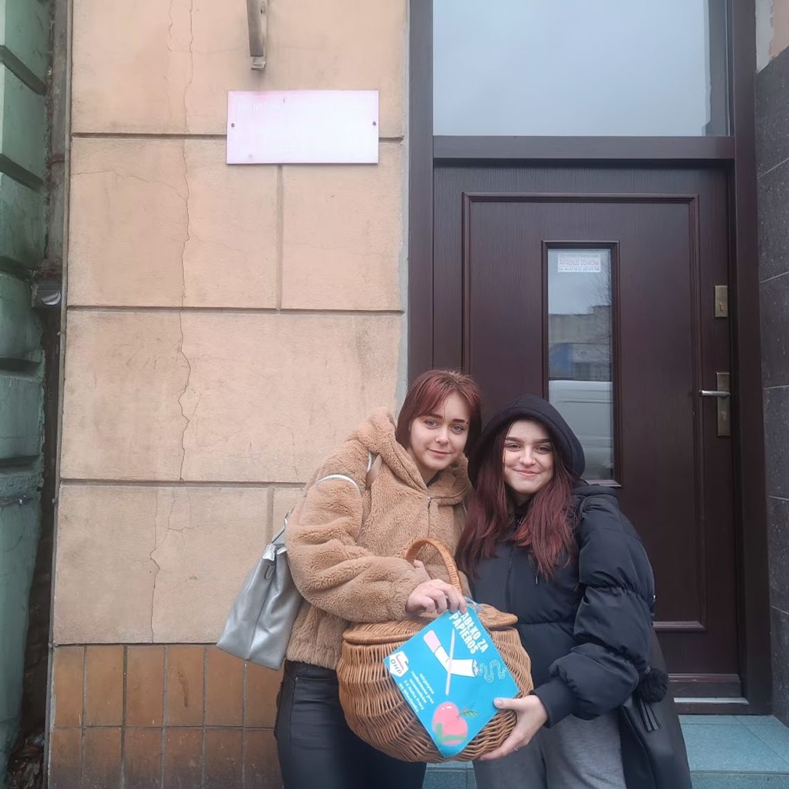 "Jabłko za papieros" – młodzież z Hufca Pracy zorganizowała szczytną akcję na ulicach Włocławka