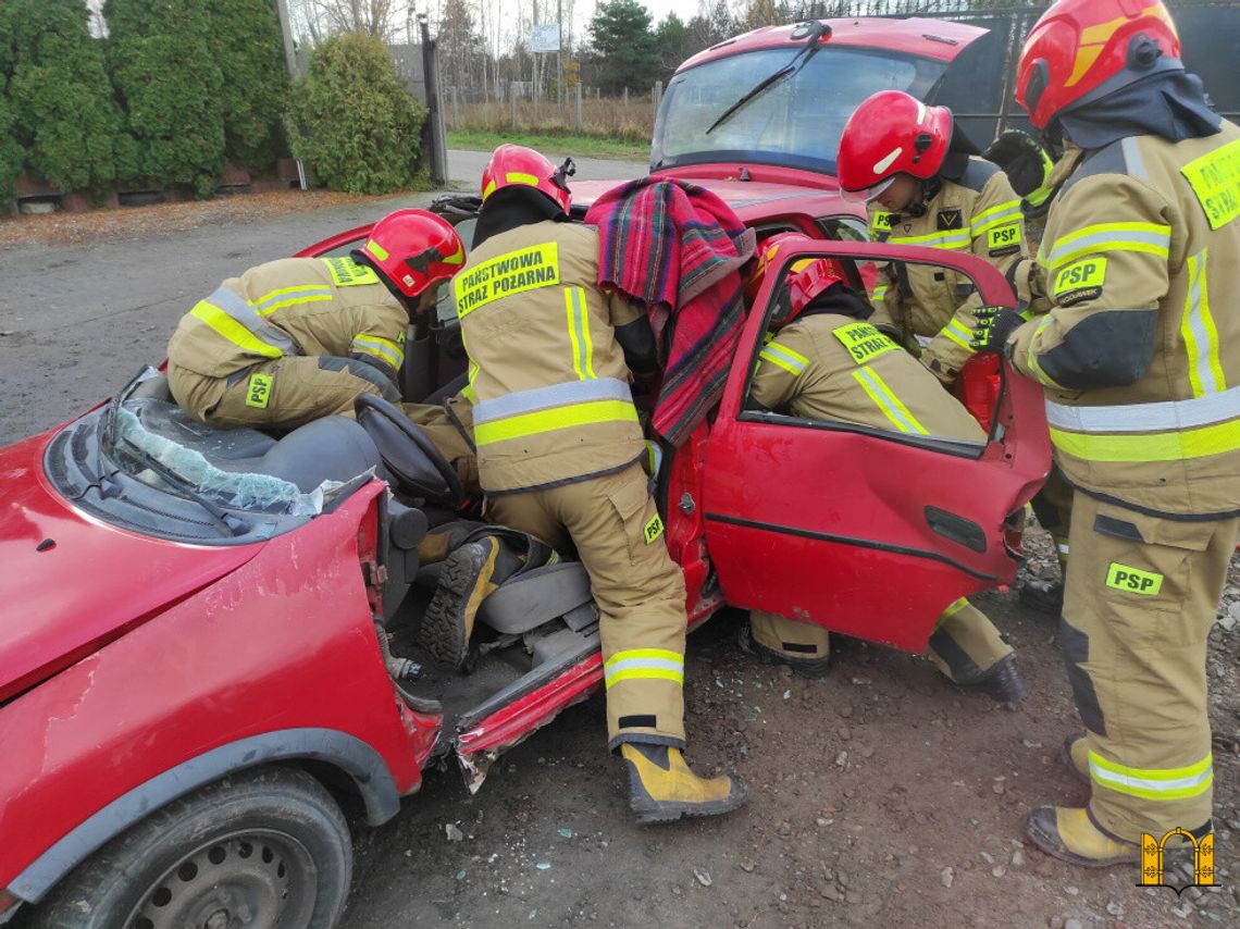 Jak uwalniać poszkodowanych z zakleszczonego auta - strażacy ćwiczyli rozcinanie pojazdów