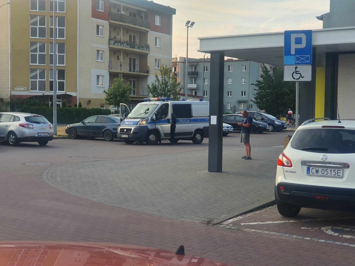 Jechał nietrzeźwy, bez uprawnień i po drodze zamkniętej dla ruchu. Ujęto go przy Biedronce