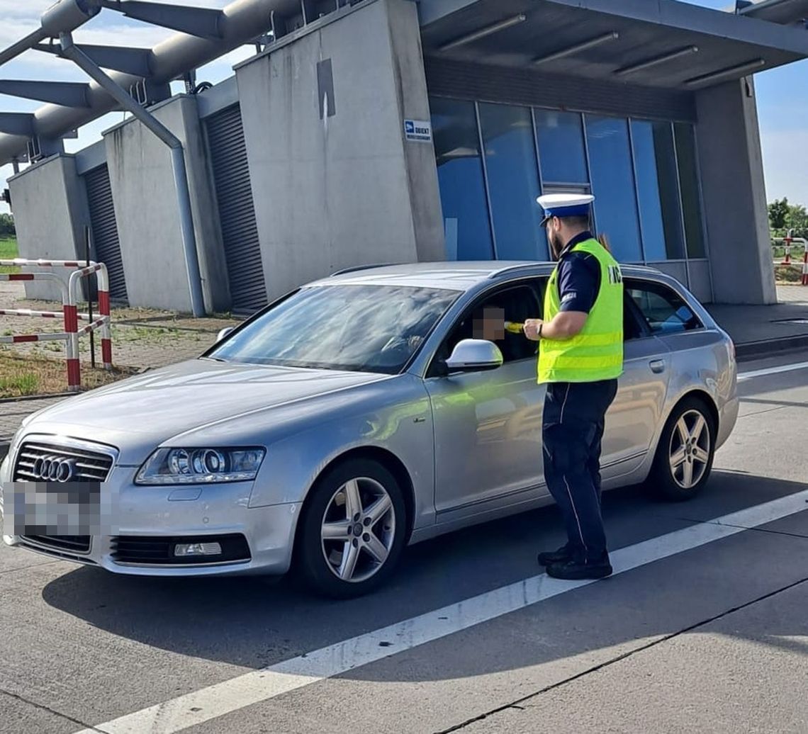 Jechali autostradą po spożyciu alkoholu. Stracili prawko i...