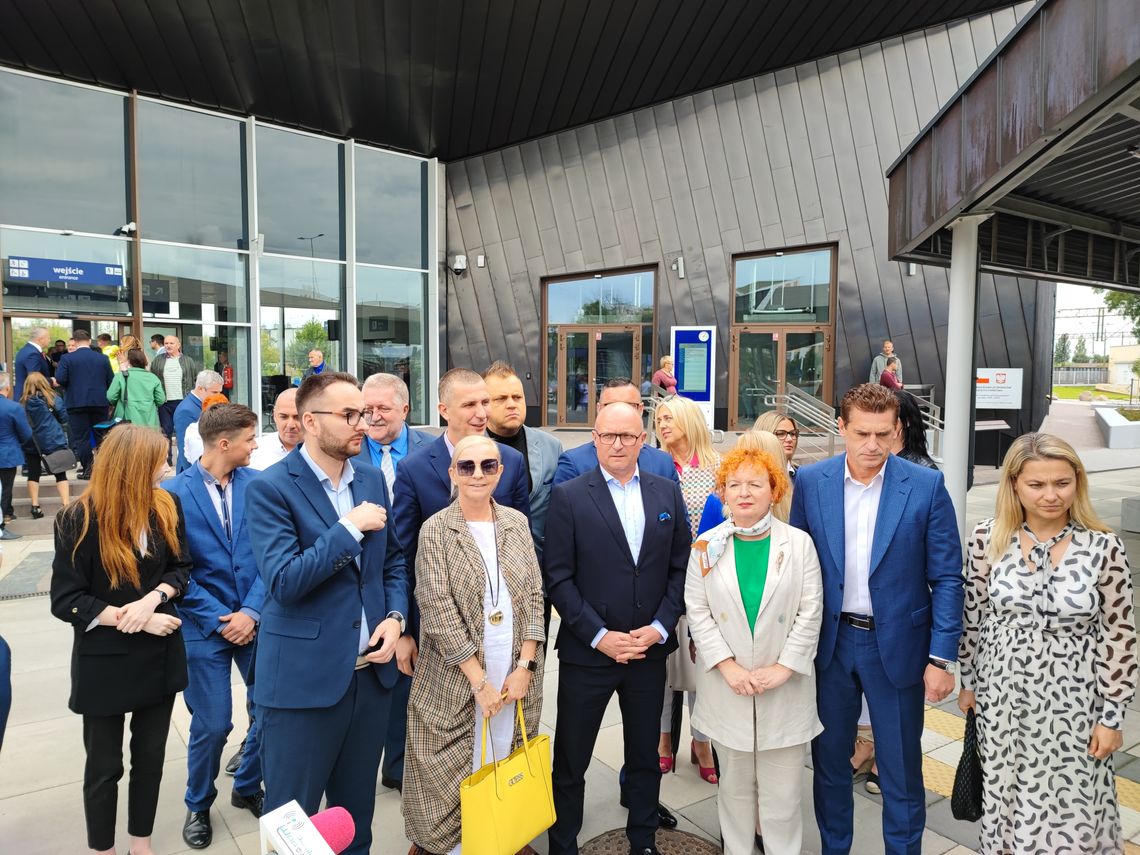 Jeden dworzec, dwie konferencje. Władz miasta nie zaproszono na otwarcie budynku