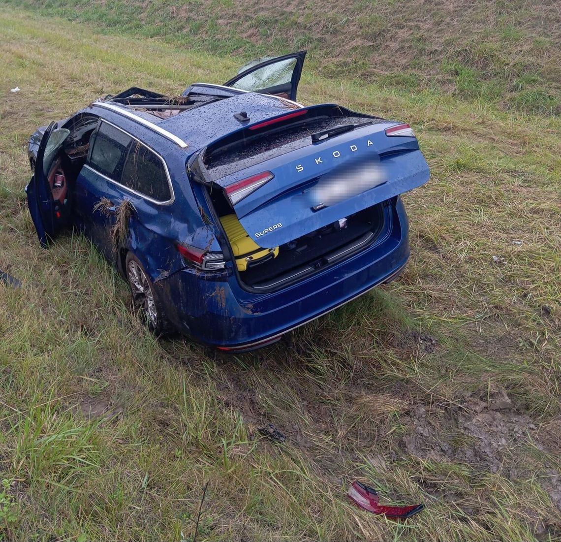 [aktualizacja] Jedna osoba w szpitalu po dachowaniu Skody na A1