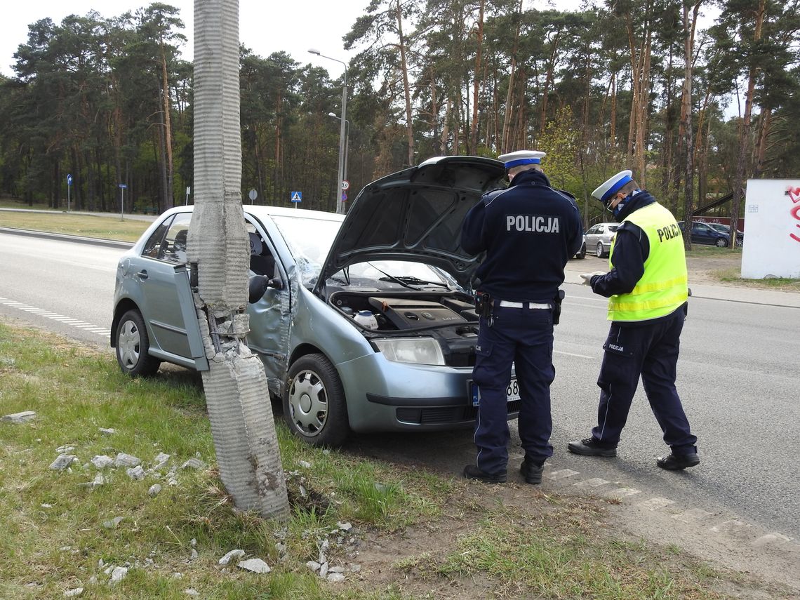 Jedna osoba w szpitalu w wyniku uderzenia samochodu osobowego w słup oświetleniowy 