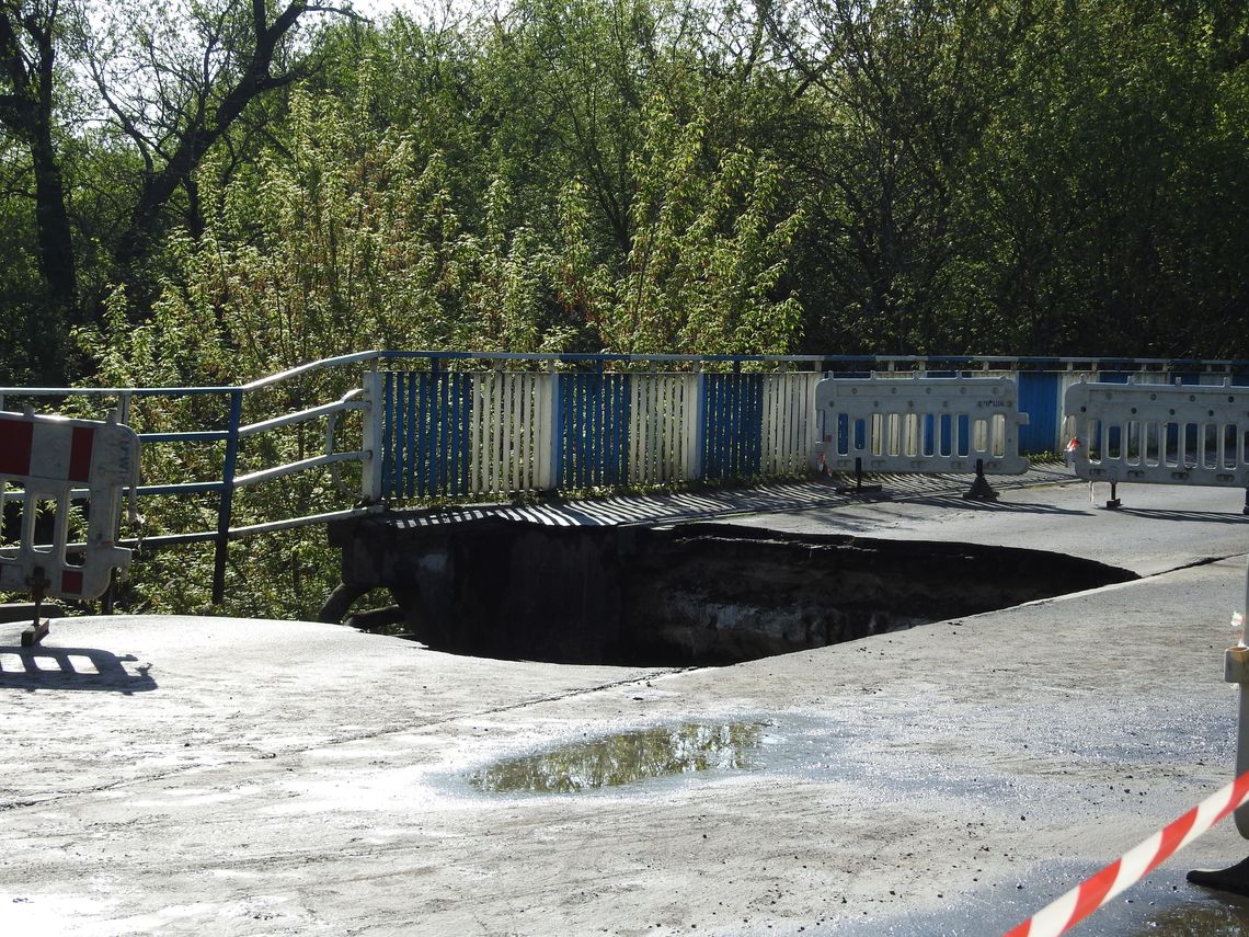 Jezdnia i chodnik runęły do Zgłowiączki. Zapadł się most na ul. Wysokiej 