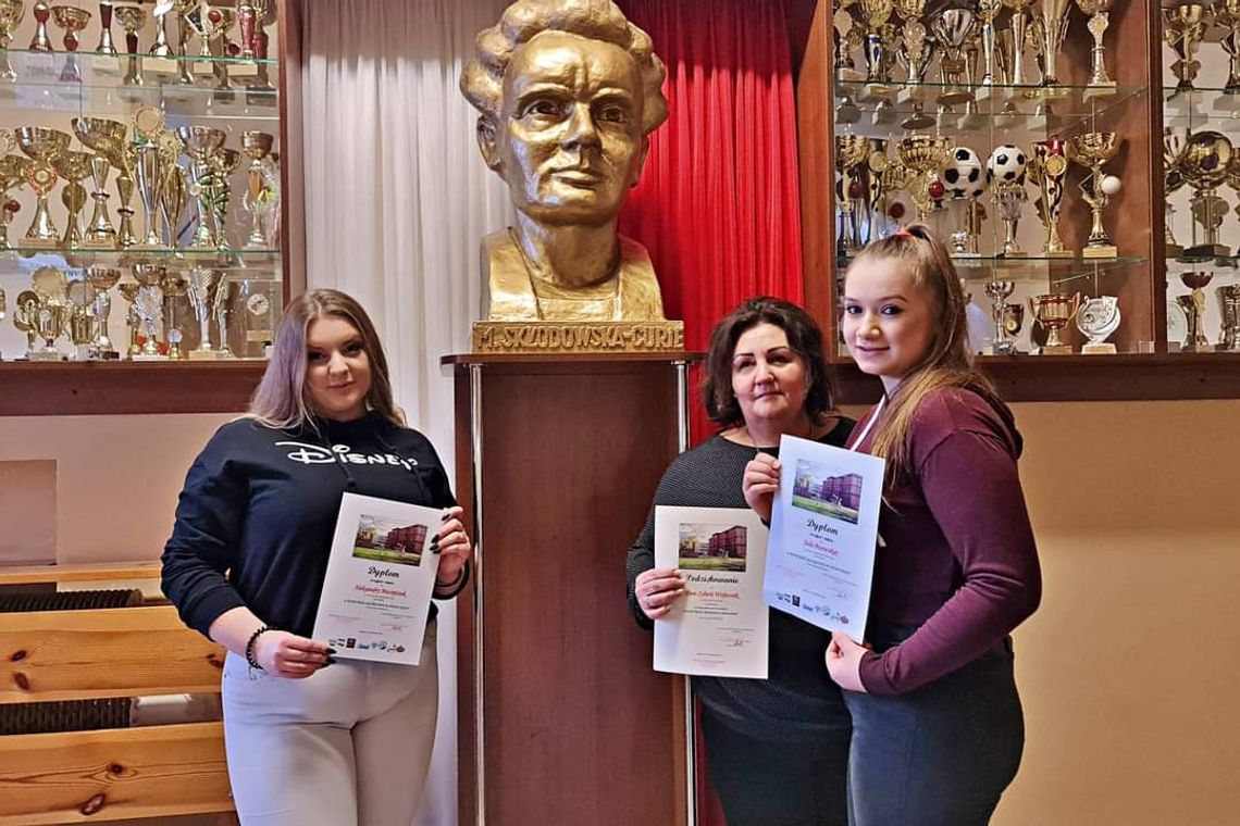 Julia i Aleksandra z Zespołu Szkół Chemicznych najlepsze w województwie 